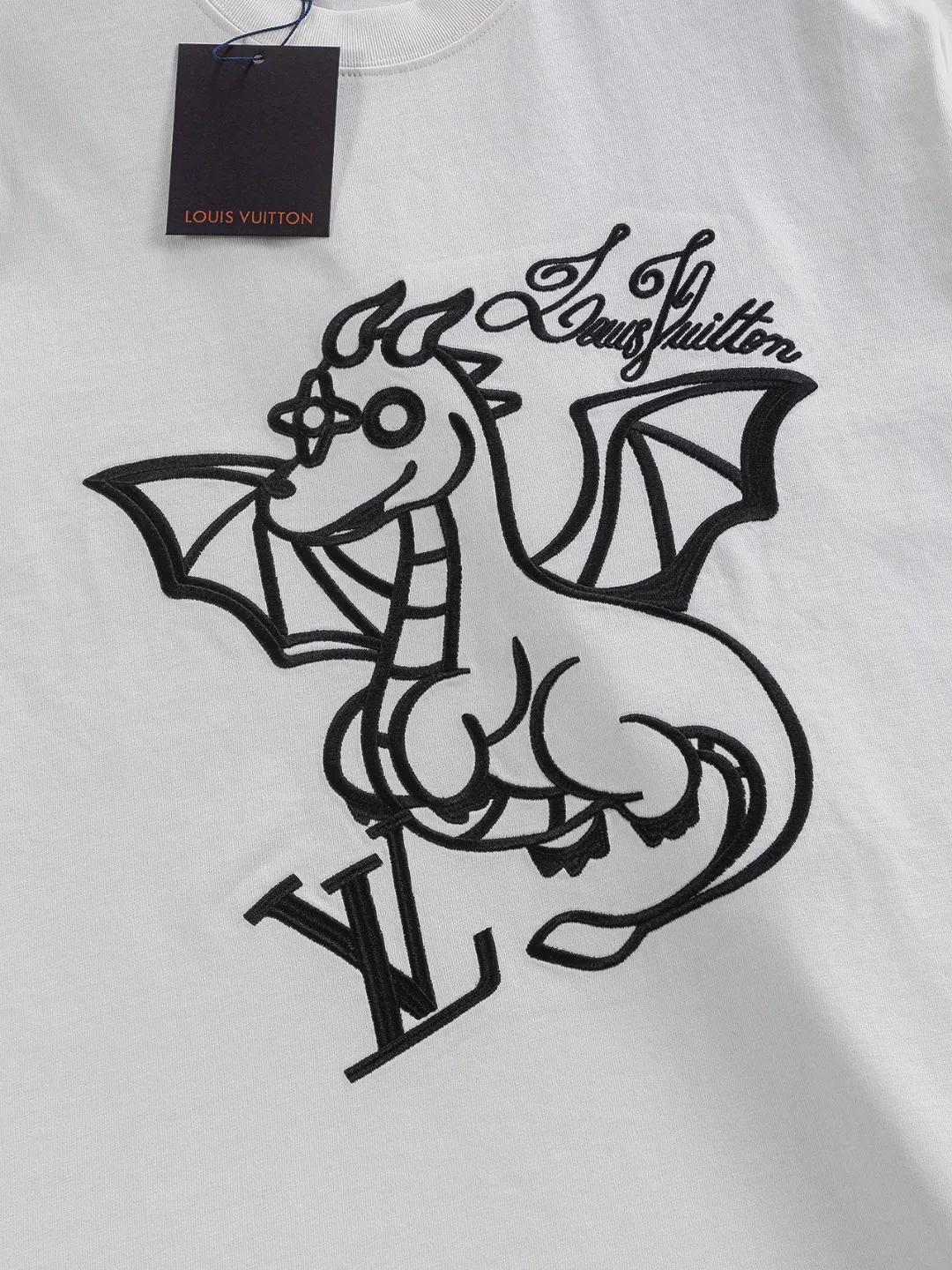 🅿️210 Louis Vuitton 1V micro wide version S-XL 25SS LV new product counter catwalk style with flying dinosaur letters on the chest🪡 embroidered logo, same style for men and women! Short-sleeves are not the same as the general public, but must be unique and eye-catching. This LV short-sleeves is all about quality, comfort, consistent style, fashion, including fabrics and cutting techniques, all of which have been made with great effort! 320 grams of washed pure cotton fabric, pure cotton is breathable, very refreshing and comfortable for daily wear. The rib knitting on the neckline is smooth and tight, and the neckline will not be skewed if you toss it at will. The loose version, you will find that it looks really good on the upper body. The overall is minimalist and neat, super versatile for daily use! Pair it casually with a pair of pants for a youthful look. A T-shirt will make your outfit crazy. It is a fashionable item that can never go wrong! Color: Black White Size: S-XL Size chart: S: Shoulder width 50-Bust 54-Length 70 M: Shoulder width 52-Bust 56.5-Length 72 L: Shoulder width 54-Bust 59-Length 74 XL: Shoulder width 56-Bust 61.5-Length 76
